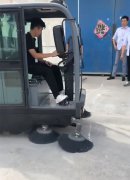 揚(yáng)子全封閉掃地車，客戶上門試機(jī)中！