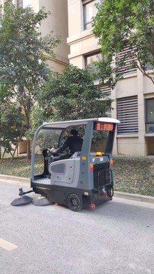 揚子駕駛式掃地機(jī)